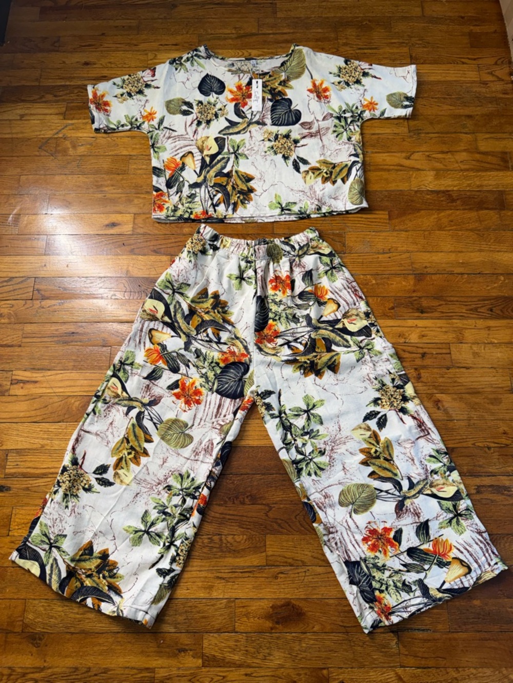 Flowy Tropical Floral Two-Piece Set – Boho Crop Top & Cropped Wide-Leg Pants